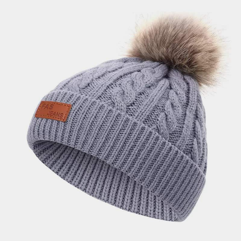 H00077 Bonnet tricoté torsadé pour enfant avec étiquette en cuir